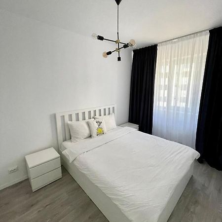 Cozy 1 Bedroom Apartment Орадя Экстерьер фото
