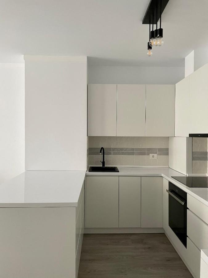 Cozy 1 Bedroom Apartment Орадя Экстерьер фото